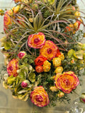 Centro de Mesa de Hidrangeas y Ranunculus con Follajes Artificiales en Base Rectangular