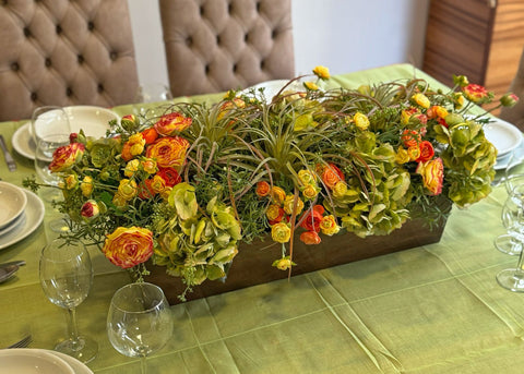 Centro de Mesa de Hidrangeas y Ranunculus con Follajes Artificiales en Base Rectangular
