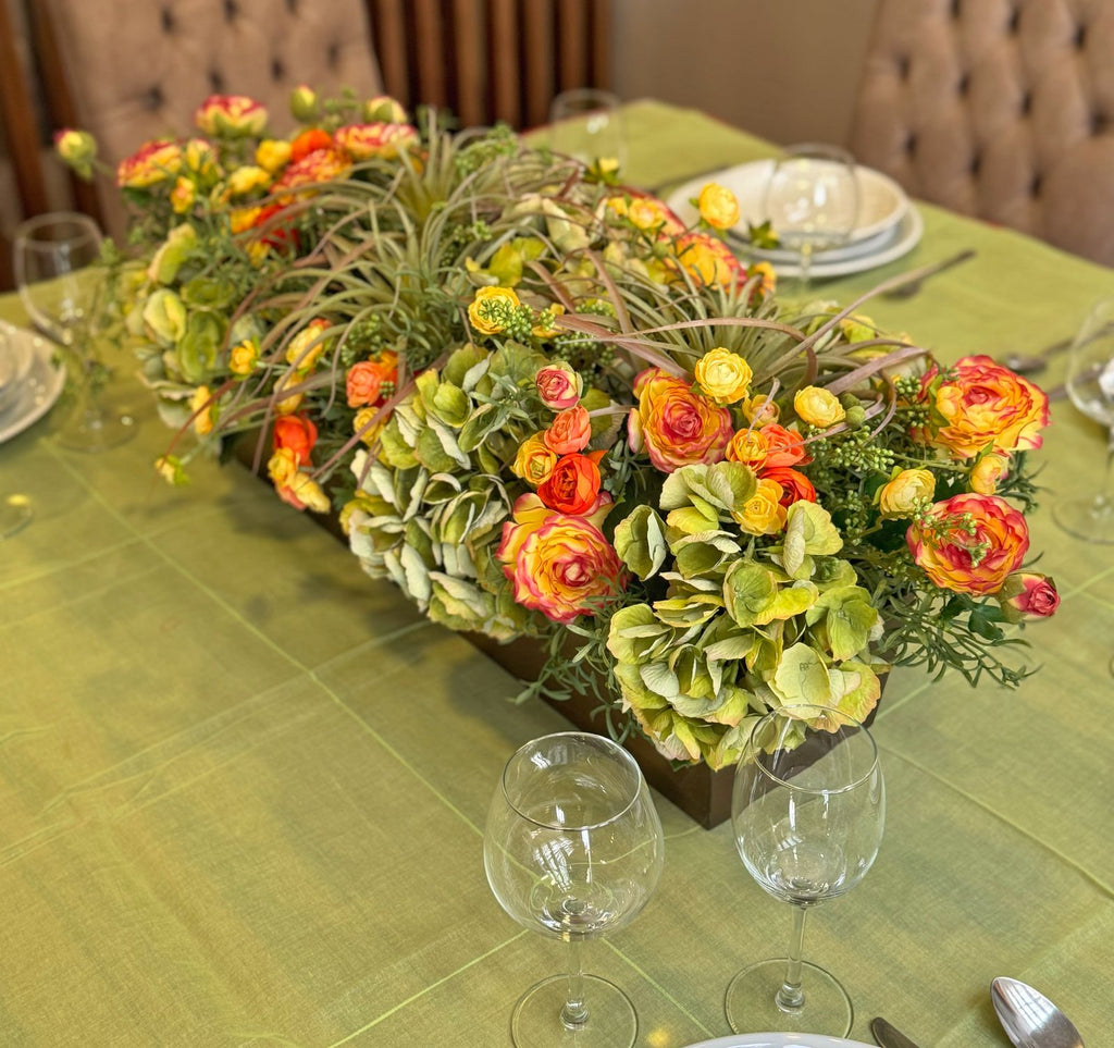 Centro de Mesa de Hidrangeas y Ranunculus con Follajes Artificiales en Base Rectangular