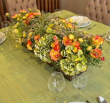 Centro de Mesa de Hidrangeas y Ranunculus con Follajes Artificiales en Base Rectangular