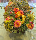 Centro de Mesa de Hidrangeas y Ranunculus con Follajes Artificiales en Base Rectangular