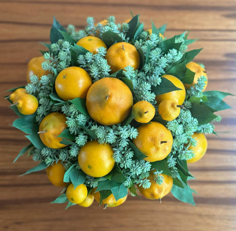 Centro de Mesa con Naranjas y Mandarinas Hechas a Mano Pintadas al Óleo en Base Tipo Cantera