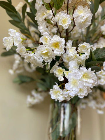 Arreglo Floral con Cherry Blossom y Follajes Artificiales en Florero de Vidrio