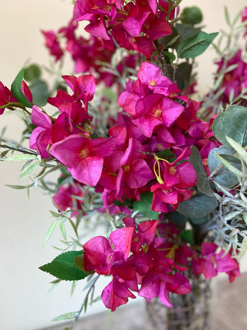 Arreglo Floral con Bougainvilleas y Follajes Artificiales en Florero de Vidrio