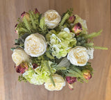 Arreglo Floral con Rosas e Hidrangeas con Follajes Artificiales en Base Cuadrada de Vidrio