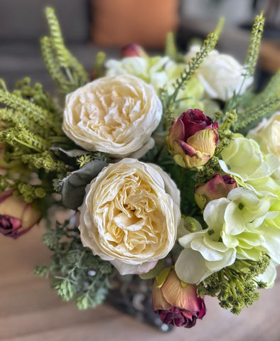 Arreglo Floral con Rosas e Hidrangeas con Follajes Artificiales en Base Cuadrada de Vidrio