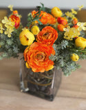 Arreglo Floral con Ranunculus y Follajes Artificiales en Base de Cuadrada con Agua Acrílica