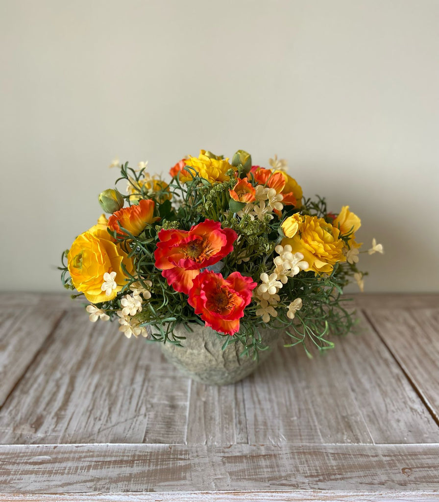 Centro de Mesa con Ranunculus y Follajes Artificiales en Base Tipo Cantera