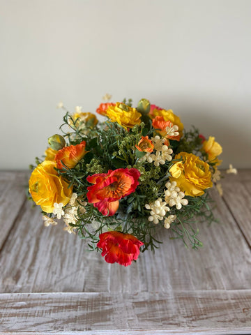 Centro de Mesa con Ranunculus y Follajes Artificiales en Base Tipo Cantera