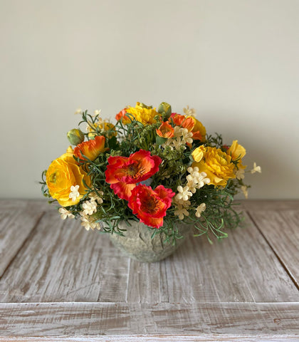 Centro de Mesa con Ranunculus y Follajes Artificiales en Base Tipo Cantera