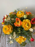 Centro de Mesa con Ranunculus y Follajes Artificiales en Base Tipo Cantera