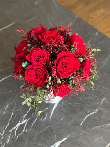 Arreglo Floral con Rosas Rojas Claro Preservadas en Copa de Latón Niquelada Grande
