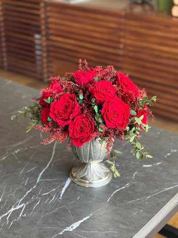 Arreglo Floral con Rosas Rojas Claro Preservadas en Copa de Latón Niquelada Grande