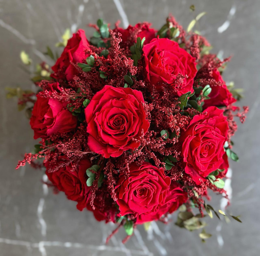 Arreglo Floral con Rosas Rojas Claro Preservadas en Copa de Latón Niquelada Grande