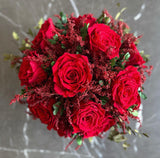 Arreglo Floral con Rosas Rojas Claro Preservadas en Copa de Latón Niquelada Grande