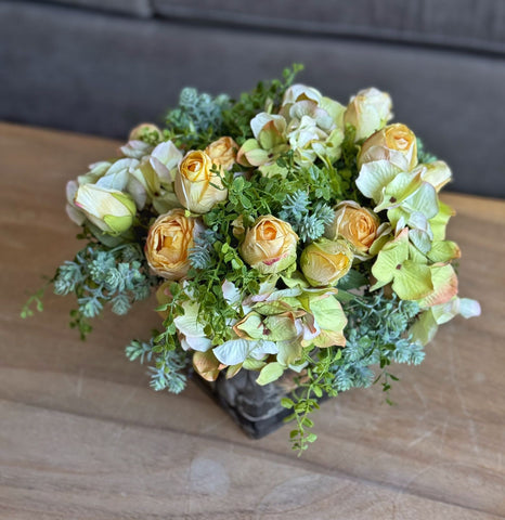 Arreglo Floral con Rosas e Hidrangeas con Follajes Artificiales en Base Cuadrada de Vidrio