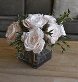 Arreglo Floral con Rosas Preservadas Rosa Claro en Base Cuadrada de Vidrio con Agua Acrílica