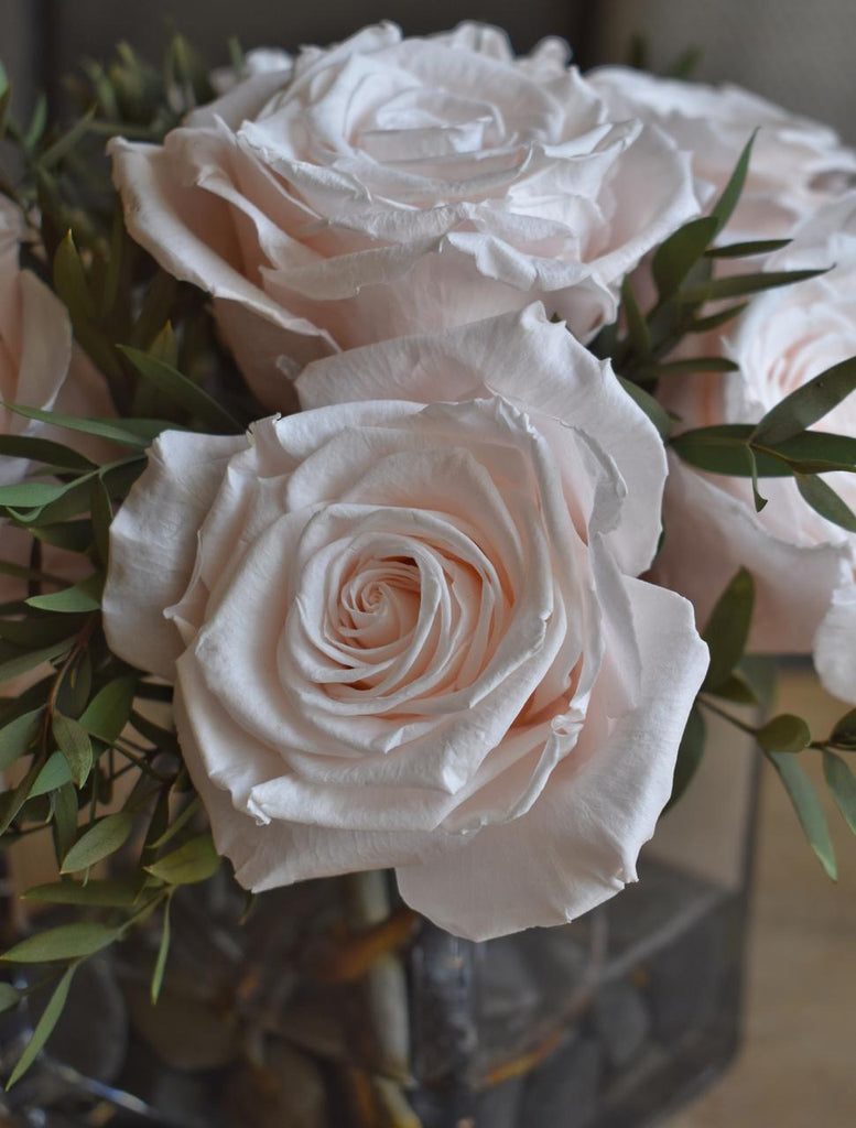 Arreglo Floral con Rosas Preservadas Rosa Claro en Base Cuadrada de Vidrio con Agua Acrílica