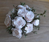 Arreglo Floral con Rosas Preservadas Rosa Claro en Base Cuadrada de Vidrio con Agua Acrílica