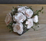 Arreglo Floral con Rosas Preservadas Rosa Claro en Base Cuadrada de Vidrio con Agua Acrílica