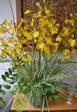 Orquideario con Oncidium Amarilla y Follajes Artificiales en Base de Cerámica