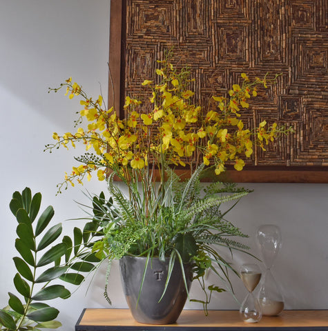 Orquideario con Oncidium Amarilla y Follajes Artificiales en Base de Cerámica