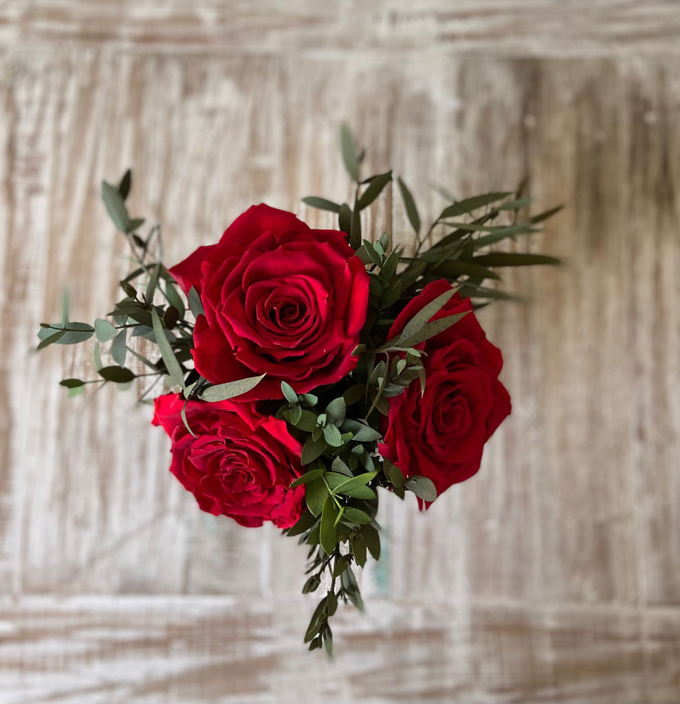 Arreglo Floral con Rosas Preservadas Color Rojo Claro en Base Cuadrada de Vidrio con Agua Acrílica