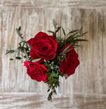 Arreglo Floral con Rosas Preservadas Color Rojo Claro en Base Cuadrada de Vidrio con Agua Acrílica
