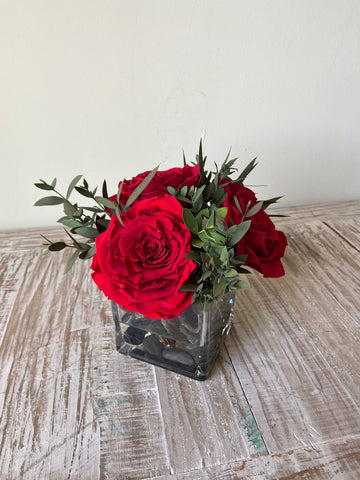 Arreglo Floral con Rosas Preservadas Color Rojo Claro en Base Cuadrada de Vidrio con Agua Acrílica
