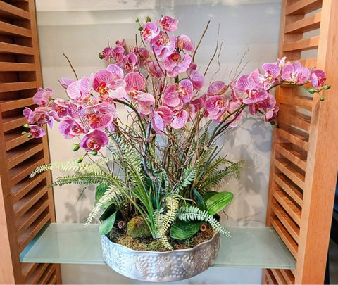 Orquideario con Phalaenopsis Fucsia y Follajes Artificiales
