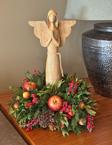 Centro de Mesa con Ángel Rezando de Madera Redwood