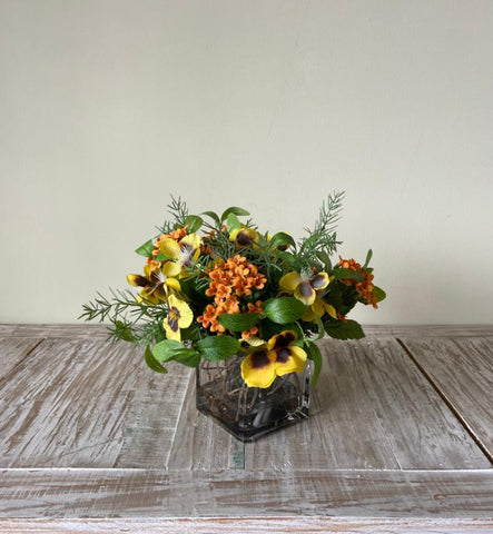 Arreglo Floral con Kalanchoe y Pansy Artificiales en Base Cuadrada de Vidrio