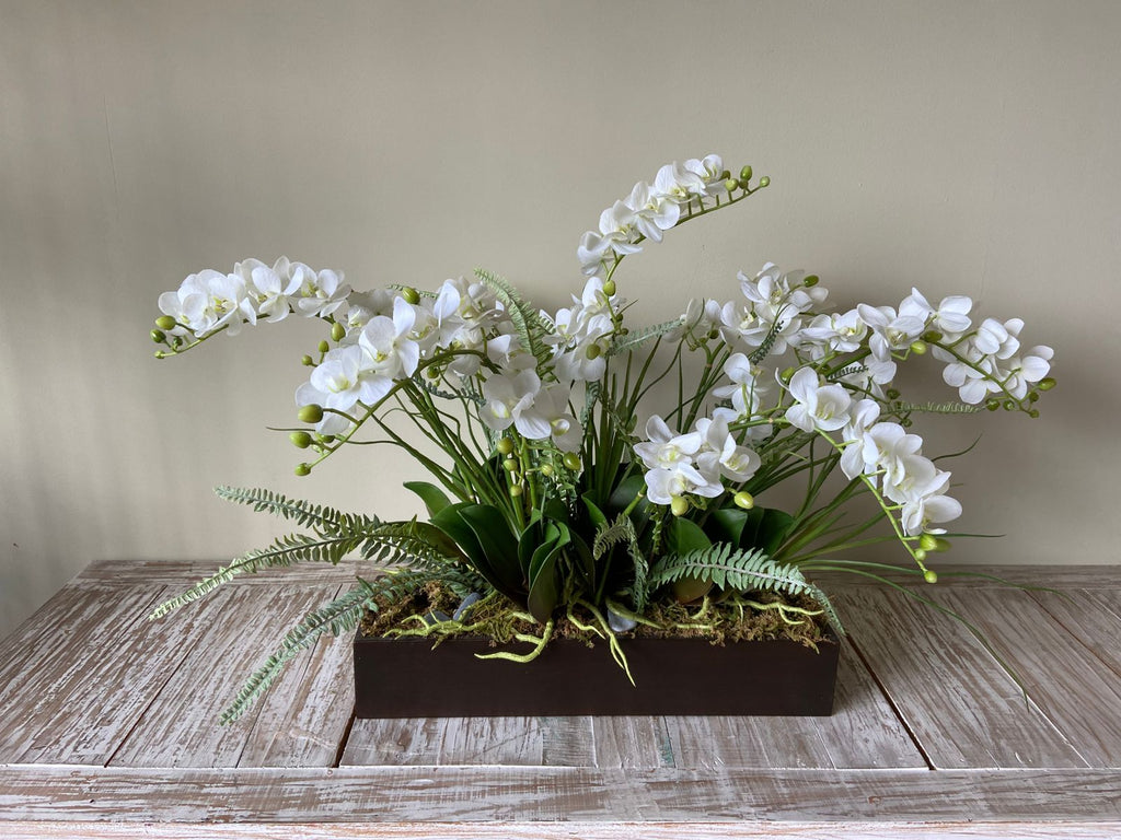 Orquideario con Mini Phalaenopsis y Follajes Artificiales en Base Rectangular