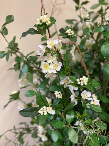 Arreglo Floral 3/4 con Vara de Membrillo y Follajes Artificiales en Base de Vidrio