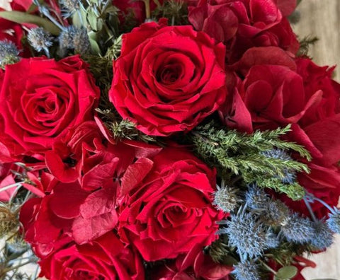Arreglo Floral con Rosas Preservadas Color Rojo e Hydrangeas en Base Cerámica