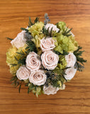 Arreglo Floral con Rosas Preservadas Color Rosa e Hydrangeas en Base Cerámica