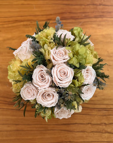 Arreglo Floral con Rosas Preservadas e Hydrangeas en Base Cerámica