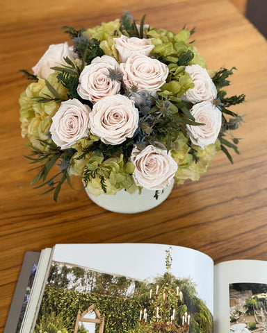 Arreglo Floral con Rosas Preservadas e Hydrangeas en Base Cerámica