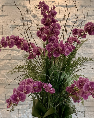 Orquideario con Phalaenopsis Fucsia y Follajes Artificiales en Florero de Vidrio con Agua Acrílica