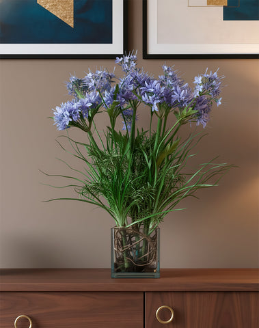 Arreglo Floral con Agapanthus y Follajes Artificiales en Base de Vidrio