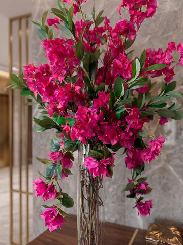 Arreglo Floral con Buganvilias y Follajes Artificiales en Cilindro de Vidrio