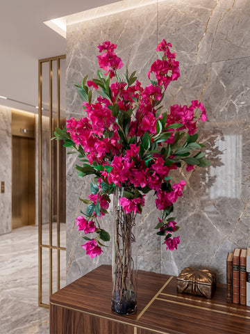 Arreglo Floral con Buganvilias y Follajes Artificiales en Cilindro de Vidrio