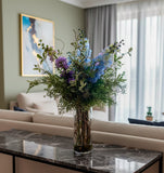 Arreglo Floral de Delphiniums con Follajes Artificiales en Florero de Vidrio - Martha Sophia
