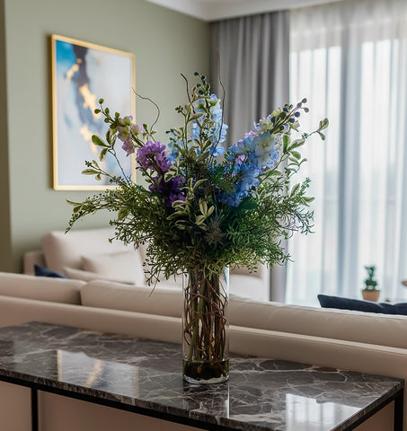 Arreglo Floral de Delphiniums con Follajes Artificiales en Florero de Vidrio - Martha Sophia