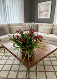 Orquideario con Mini Catleya Vino y Follajes Artificiales en Base de Vidrio - Martha Sophia