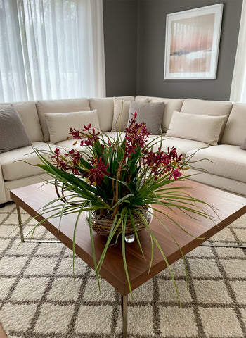 Orquideario con Mini Catleya Vino y Follajes Artificiales en Base de Vidrio - Martha Sophia