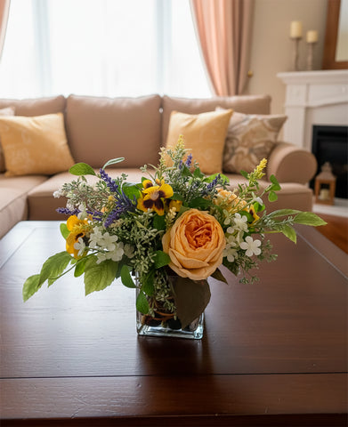 Arreglo Floral con Rosa Cabbage, Pansy y Follajes Artificiales en Base Cuadrada de Vidrio