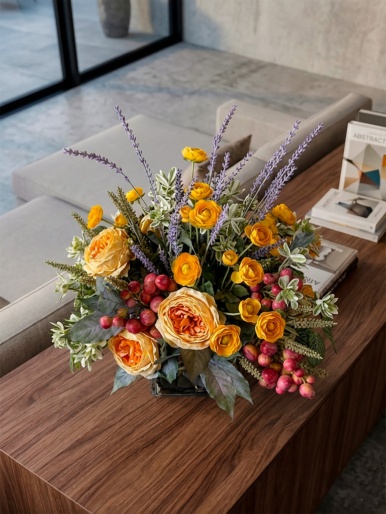 Arreglo Floral con Rosa Cabbage, Ranunculus y Follajes Artificiales en Base Cuadrada de Vidrio