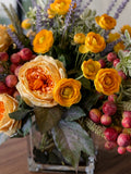 Arreglo Floral con Rosa Cabbage, Ranunculus y Follajes Artificiales en Base Cuadrada de Vidrio