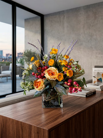 Arreglo Floral con Rosa Cabbage, Ranunculus y Follajes Artificiales en Base Cuadrada de Vidrio